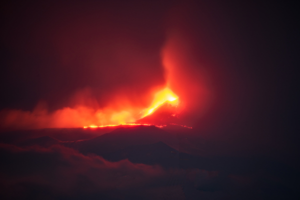 Etna, nuova eruzione dal cratere di sud-est: aumenta anche il tremore Etna, nuova eruzione dal cratere di sud-est: aumenta anche il tremore