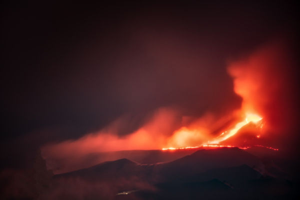 Etna, nuova eruzione dal cratere di sud-est: aumenta anche il tremore Etna, nuova eruzione dal cratere di sud-est: aumenta anche il tremore