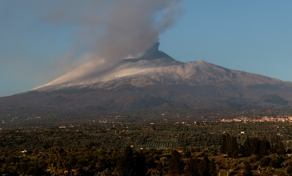 Etna, nuova eruzione dal cratere di sud-est: aumenta anche il tremore Etna, nuova eruzione dal cratere di sud-est: aumenta anche il tremore