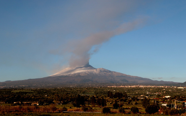 Etna, nuova eruzione dal cratere di sud-est: aumenta anche il tremore Etna, nuova eruzione dal cratere di sud-est: aumenta anche il tremore