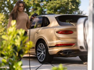 Bentley lancia la nuova Bentyaga Hybrid