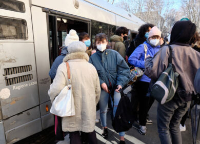 Prof e operatori sanitari salvi dai bus gremitiPer loro monopattini gratis