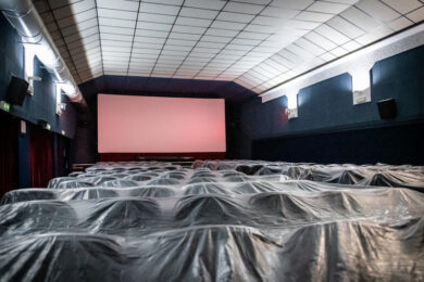 Cinema, crollo di incassi e presenze con la pandemia. Nel 2020 giù del 71%