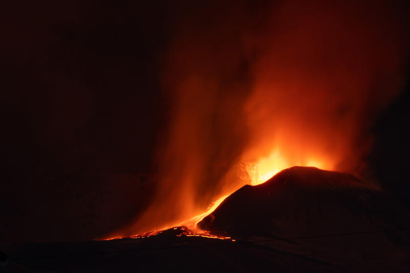 Etna, nuova eruzione dal cratere di sud-est: aumenta anche il tremore Etna, nuova eruzione dal cratere di sud-est: aumenta anche il tremore