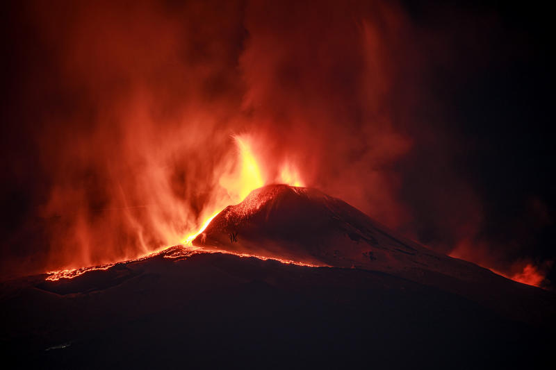 Etna, nuova eruzione dal cratere di sud-est: aumenta anche il tremore Etna, nuova eruzione dal cratere di sud-est: aumenta anche il tremore