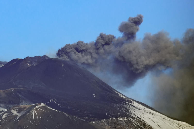 Etna, nuova eruzione dal cratere di sud-est: aumenta anche il tremore Etna, nuova eruzione dal cratere di sud-est: aumenta anche il tremore