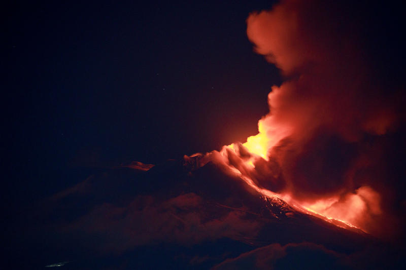 Etna, nuova eruzione dal cratere di sud-est: aumenta anche il tremore Etna, nuova eruzione dal cratere di sud-est: aumenta anche il tremore
