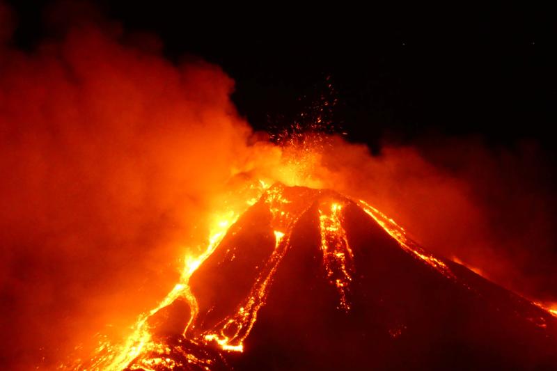 Etna, nuova eruzione dal cratere di sud-est: aumenta anche il tremore Etna, nuova eruzione dal cratere di sud-est: aumenta anche il tremore