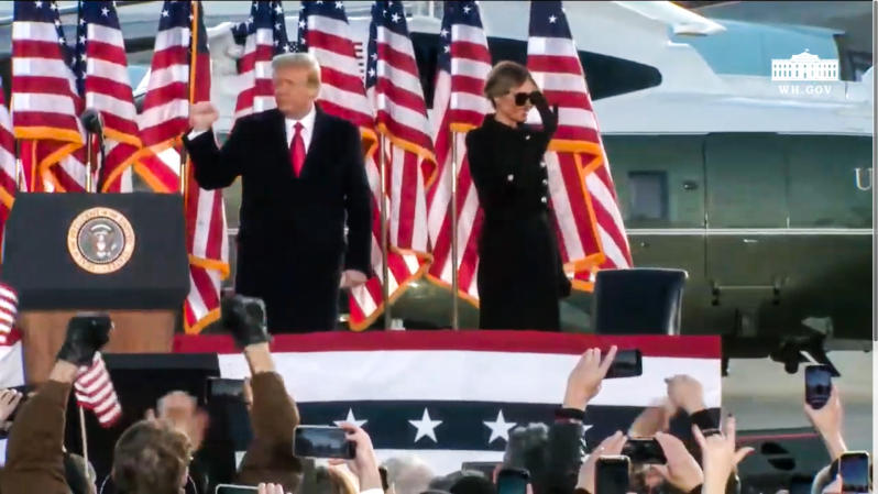 Trump e Melania lasciano la Casa Bianca. “In qualche modo torneremo”. VIDEO