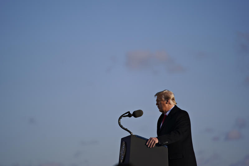 Trump e Melania lasciano la Casa Bianca. “In qualche modo torneremo”. VIDEO