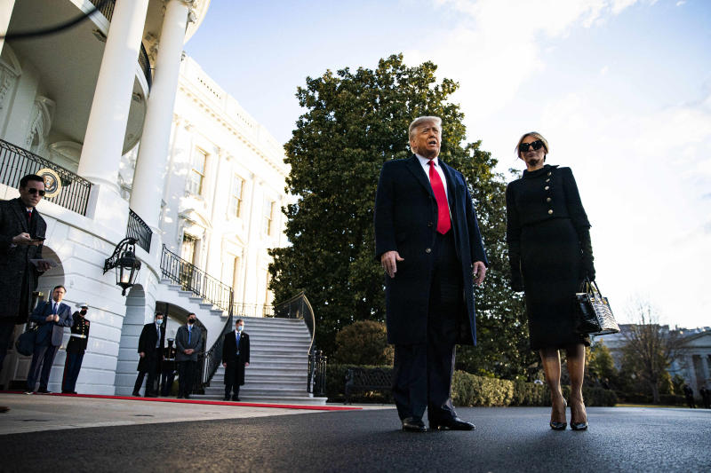 Trump e Melania lasciano la Casa Bianca. “In qualche modo torneremo”. VIDEO