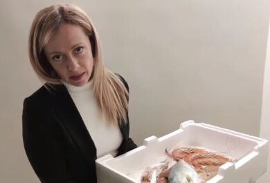 Meloni, la risposta della leader di FdI a chi le urlava “pesciarola”. VIDEO