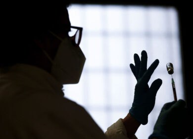 Vaccino Covid-19, teoria choc del rabbino: “Non fatelo, si diventa gay”