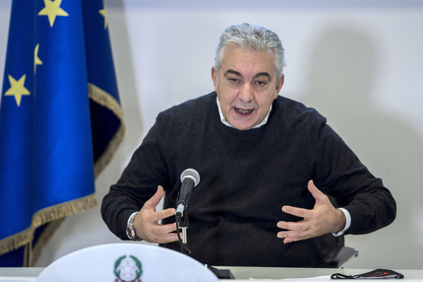 Arcuri: “Nessuna love story con Azzolina”. La ministra: “Fiction” Arcuri: “Nessuna love story con Azzolina”. La ministra: “Fiction”