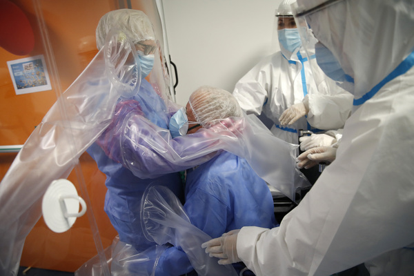 Covid, 28 contagi in una rsa barese: aspettavano la seconda dose di vaccino Covid, 28 contagi in una rsa barese: aspettavano la seconda dose di vaccino