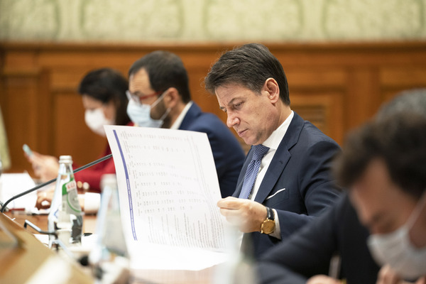 Recovery, Conte ai sindacati: “+3% di Pil”. Allarme Moody’s sul mini-governo Recovery, Conte ai sindacati: “+3% di Pil”. Allarme Moody’s sul mini-governo