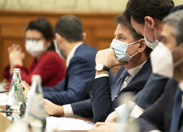 Recovery, Conte ai sindacati: “+3% di Pil”. Allarme Moody’s sul mini-governo Recovery, Conte ai sindacati: “+3% di Pil”. Allarme Moody’s sul mini-governo
