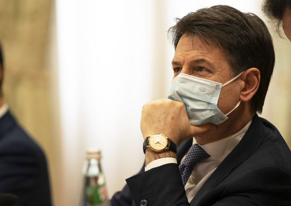 Recovery, Conte ai sindacati: “+3% di Pil”. Allarme Moody’s sul mini-governo Recovery, Conte ai sindacati: “+3% di Pil”. Allarme Moody’s sul mini-governo