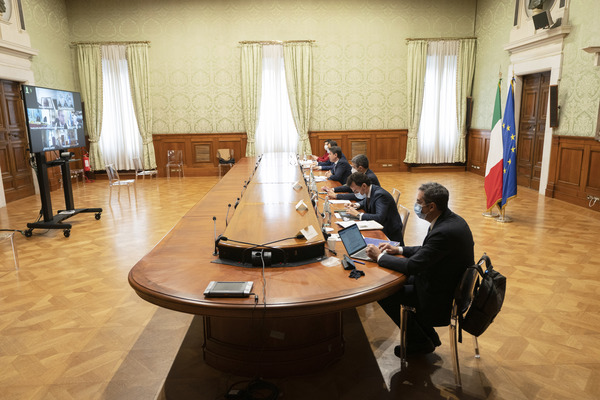 Recovery, Conte ai sindacati: “+3% di Pil”. Allarme Moody’s sul mini-governo Recovery, Conte ai sindacati: “+3% di Pil”. Allarme Moody’s sul mini-governo