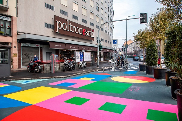 Camilla Falsini, la street artist cambia il volto delle piazze di Milano. FOTO Camilla Falsini, la street artist cambia il volto delle piazze di Milano. FOTO
