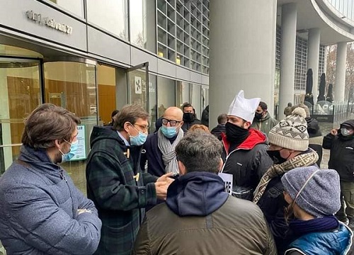 “Fateci lavorare”: la protesta dei ristoratori in Regione. FOTO “Fateci lavorare”: la protesta dei ristoratori in Regione. FOTO