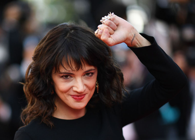 Asia Argento fa nome e cognome. “Rob Cohen mi ha stuprata, drogata con il Ghb” Asia Argento fa nome e cognome. “Rob Cohen mi ha stuprata, drogata con il Ghb”