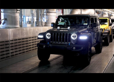 La prima Jeep® Wrangler 4xe esce dalla fabbrica FCA di Toledo USA