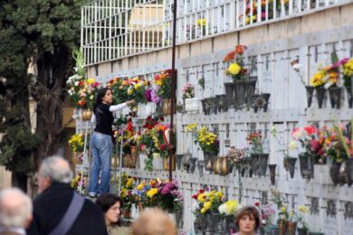 Palermo, posti nel cimitero sold out. 700 bare lasciate in una tensostruttra