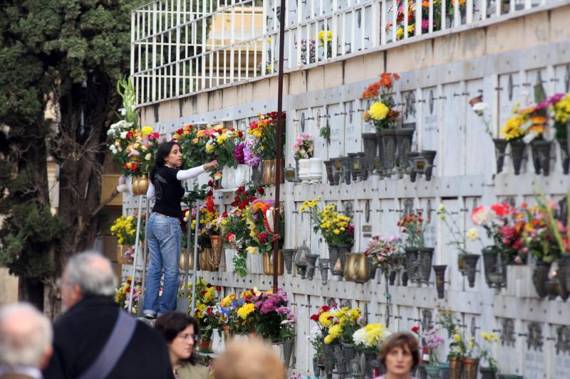 Palermo, posti nel cimitero sold out. 700 bare lasciate in una tensostruttra Palermo, posti nel cimitero sold out. 700 bare lasciate in una tensostruttra