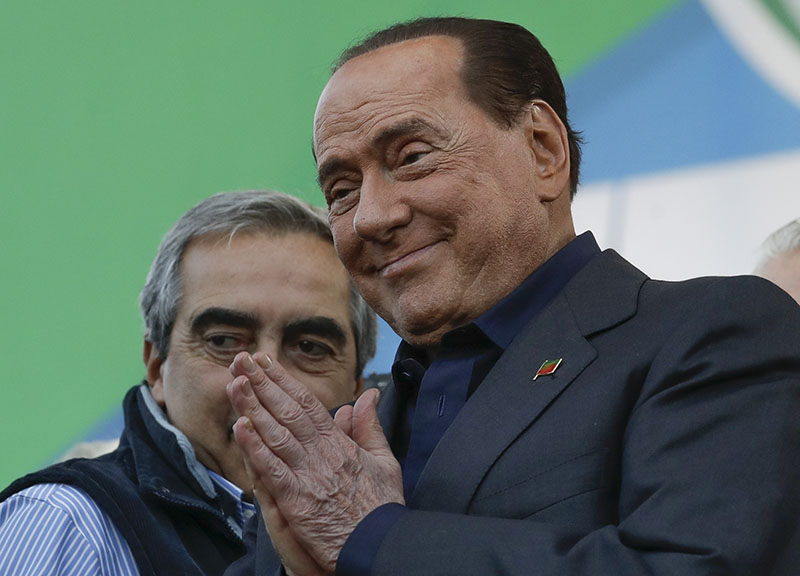 Fi, Berlusconi si mette al telefono. “Dubbiosi? Datemi l’elenco, li chiamo io” Fi, Berlusconi si mette al telefono. “Dubbiosi? Datemi l’elenco, li chiamo io”