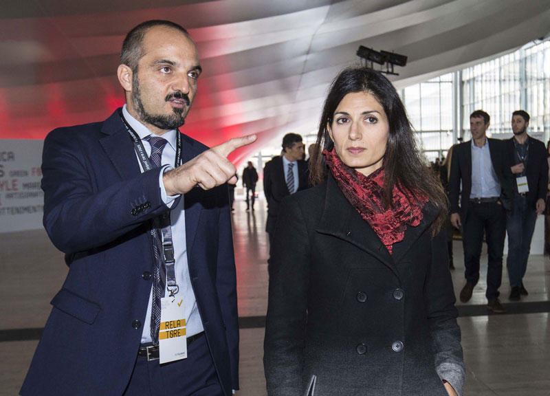 Roma, rivoluzione: Raggi scalda i motori elettorali. Via Bergamo e Cafarotti Roma, rivoluzione: Raggi scalda i motori elettorali. Via Bergamo e Cafarotti