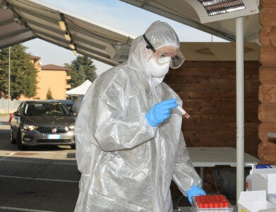 Covid, in Italia 11.629 casi su 216.211 tamponi. Giù i deceduti: 299 morti