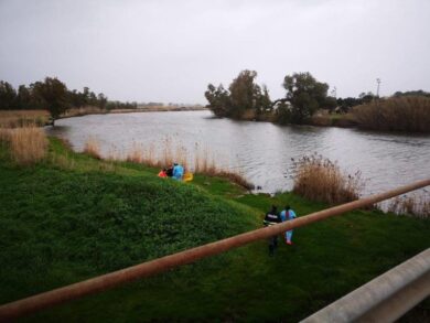 Oristano, donna tenta suicidio: poliziotti si gettano nel fiume per salvarla