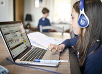 Bambin scuola libri didattica a distanza scuola dad computer pc Bambin scuola libri didattica a distanza scuola dad computer pc
