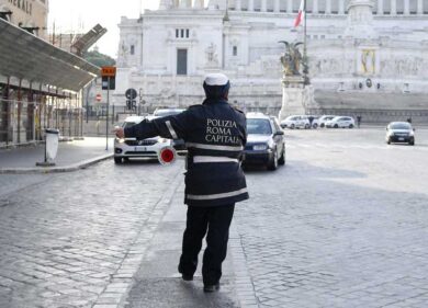 Blocco traffico: 1200 controlli e 73 multati. Col virus una presa in giro