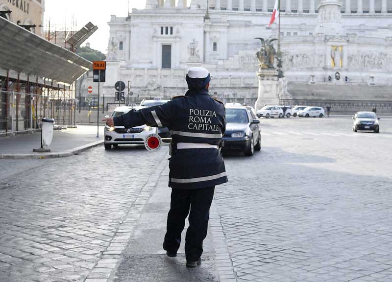 Blocco traffico: 1200 controlli e 73 multati. Col virus una presa in giro Blocco traffico: 1200 controlli e 73 multati. Col virus una presa in giro