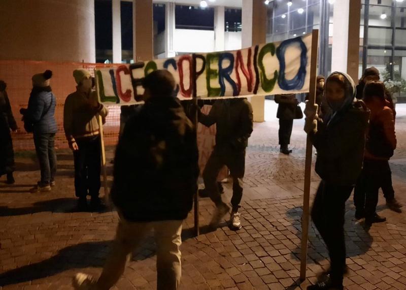 “Basta classi pollaio”: flash mob dei sindacati a Milano “Basta classi pollaio”: flash mob dei sindacati a Milano