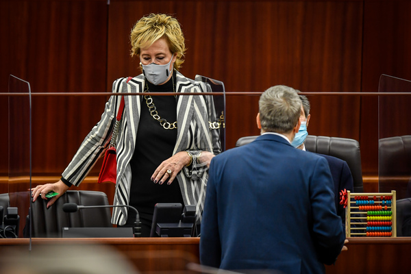 Caos Rt, bagarre in Regione: l’arringa di Fontana, l’opposizione se ne va