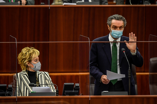 Caos Rt, bagarre in Regione: l’arringa di Fontana, l’opposizione se ne va