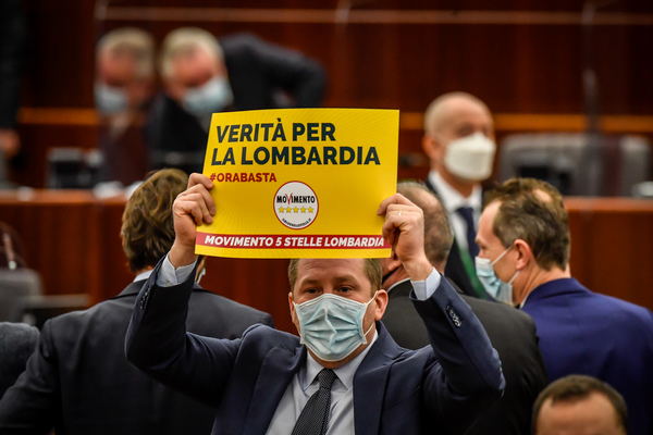 Caos Rt, bagarre in Regione: l’arringa di Fontana, l’opposizione se ne va