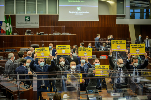 Caos Rt, bagarre in Regione: l’arringa di Fontana, l’opposizione se ne va