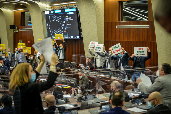 Caos Rt, bagarre in Regione: l’arringa di Fontana, l’opposizione se ne va