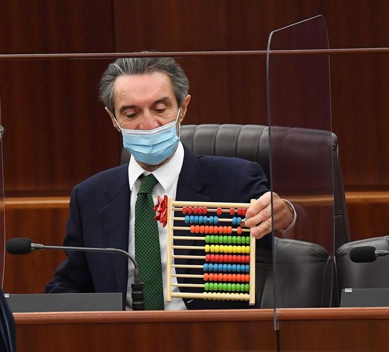 Caos Rt, bagarre in Regione: l’arringa di Fontana, l’opposizione se ne va