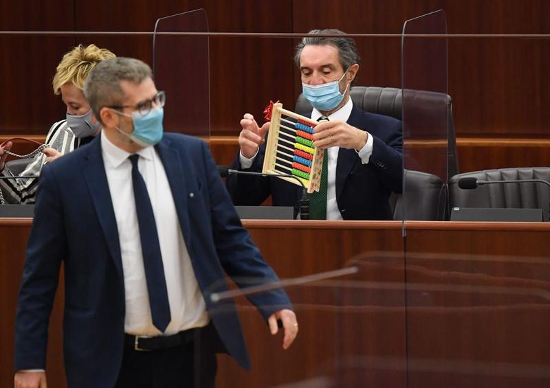 Caos Rt, bagarre in Regione: l’arringa di Fontana, l’opposizione se ne va