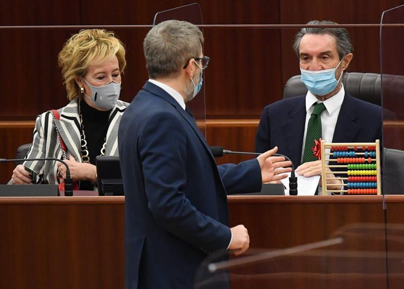 Caos Rt, bagarre in Regione: l’arringa di Fontana, l’opposizione se ne va