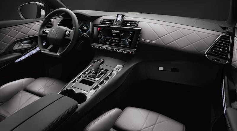 DS 7 Crossback: un abitacolo raffinato grazie a lavorazioni artigianali DS 7 Crossback: un abitacolo raffinato grazie a lavorazioni artigianali