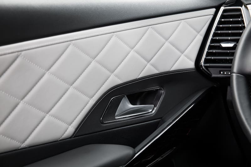 DS 7 Crossback: un abitacolo raffinato grazie a lavorazioni artigianali DS 7 Crossback: un abitacolo raffinato grazie a lavorazioni artigianali