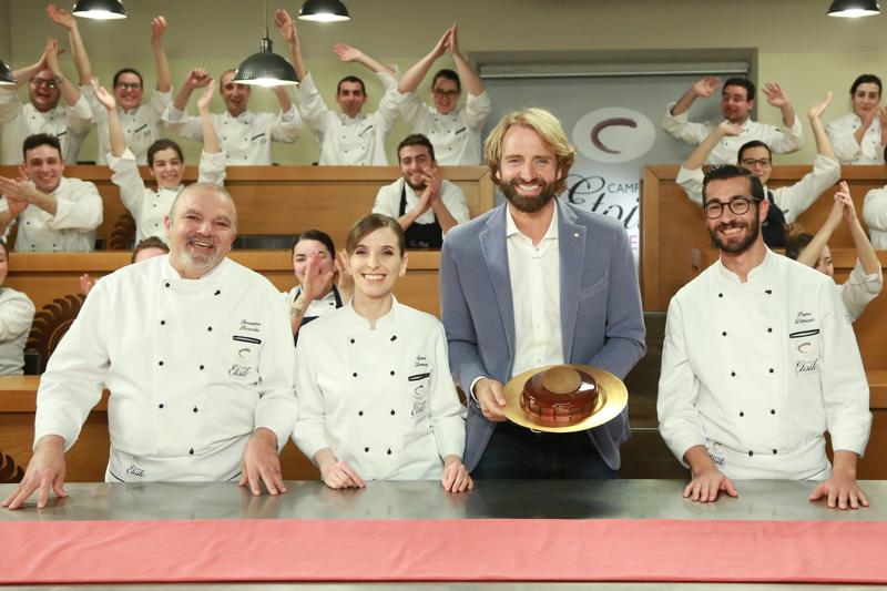 La Gregoraci e Rosolino si contendo uno zampone: è il bello della cucina