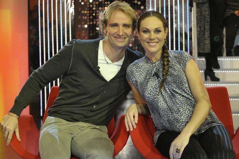 La Gregoraci e Rosolino si contendo uno zampone: è il bello della cucina