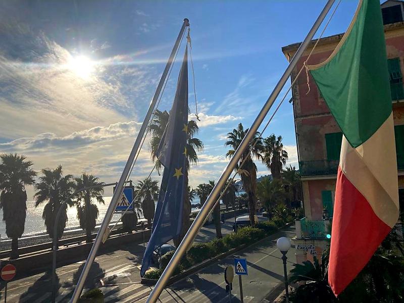 Cogoleto, saluto fascista per votare. Bufera su 3 consiglieri comunali Cogoleto, saluto fascista per votare. Bufera su 3 consiglieri comunali